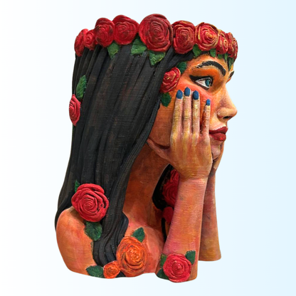 Detaliu sculptural al vazei Crimson Reverie, portret feminin pictat manual