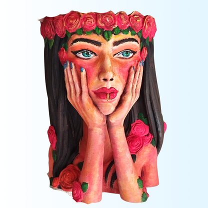 Vază Crimson Reverie, vedere frontală cu coroană de trandafiri și mâini în relief