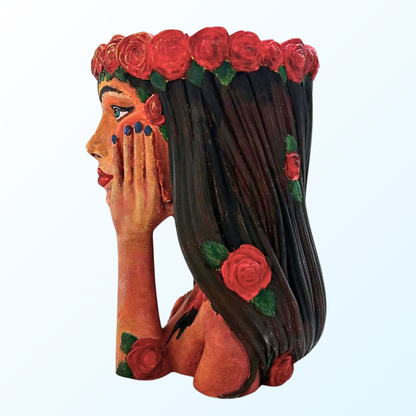 Vază sculpturală Crimson Reverie, vedere laterală cu păr și trandafiri în relief