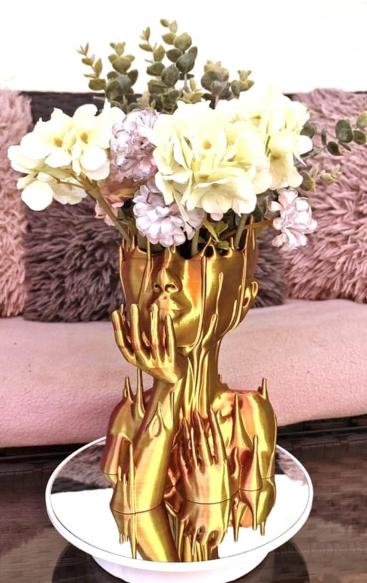 Vaza decorativa Muse Gold cu design artistic in forma de chip uman si flori albe si roz