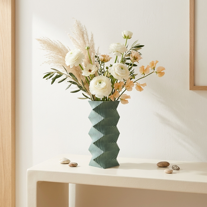 Vază Decorativă Sage Geometry verde cu flori albe și roz, design geometric modern pentru decor interior