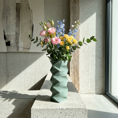 Vază Decorativă Sage Geometry cu design geometric în culoare verde cu flori colorate în interior